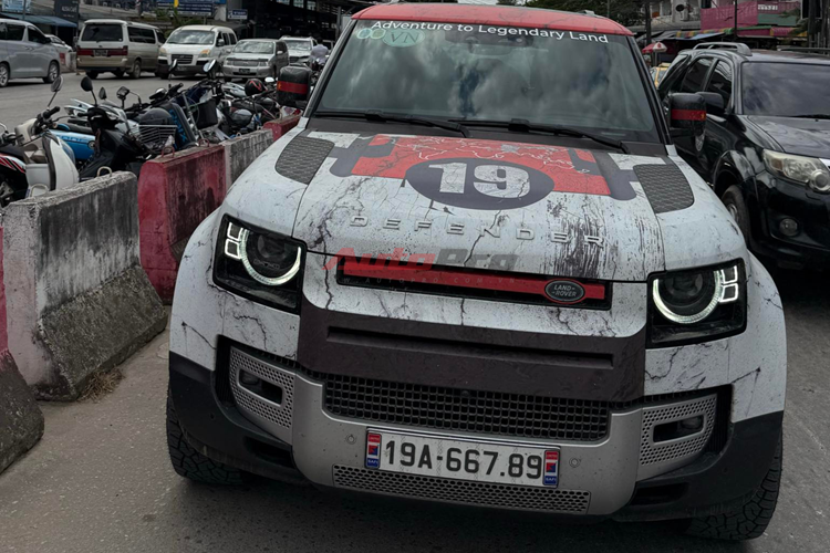 Nhìn chung, với một chiếc SUV chuyên off-road như Defender, những thử thách này dường như không phải là trở ngại đáng kể. Defender 75th Limited Edition là phiên bản đặc biệt kỷ niệm 75 năm ra đời dòng xe Defender.