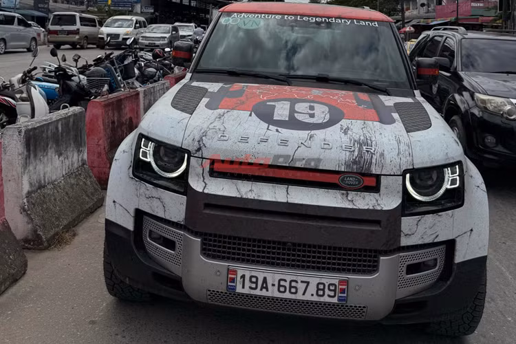 Nhìn chung, với một chiếc SUV chuyên off-road như Defender, những thử thách này dường như không phải là trở ngại đáng kể. Defender 75th Limited Edition là phiên bản đặc biệt kỷ niệm 75 năm ra đời dòng xe Defender.