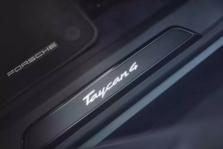 Xe thể thao Taycan 4 đi kèm với bánh xe hợp kim 19 inch, đèn pha LED Matrix Design, Porsche Traction Management (PTM) và Hệ thống treo khí thích ứng với Porsche Active Suspension Management (PASM) được trang bị tiêu chuẩn.
