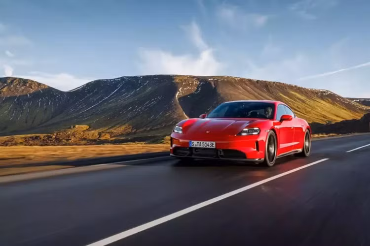 mức giá xe Porsche Taycan 4 2025 có mức 103.300 đô la, mẫu xe mới mang đến sự nhạy cảm của một chiếc xe hạng phổ thông với hệ dẫn động bốn bánh toàn thời gian hai động cơ. Mẫu xe như vậy trước đây đã có trong dòng Cross Turismo, nhưng giờ đã được mở rộng cho những người thích kiểu dáng thân xe sedan.