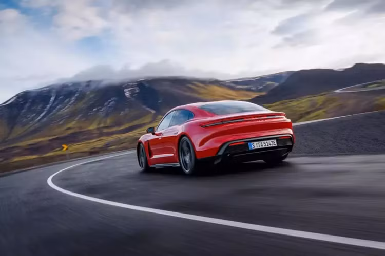 Sổ đặt hàng hiện đã mở cho tất cả các mẫu xe mới của dòng Taycan, với thời gian giao xe tại đại lý dự kiến vào cuối quý 1 năm 2025.