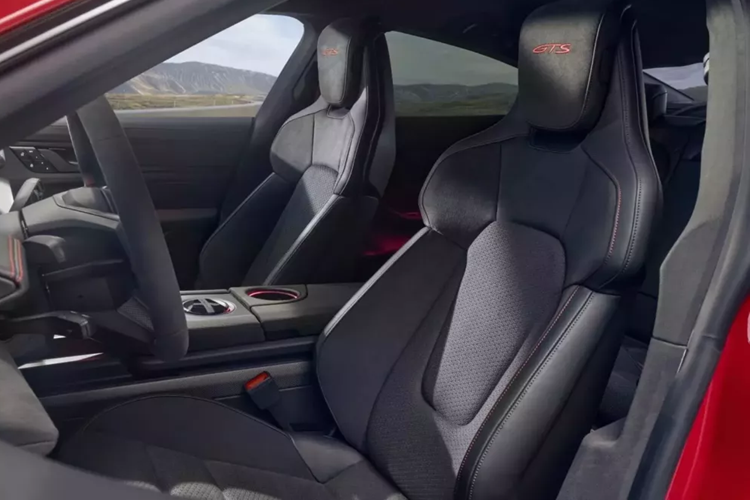 GTS mới nhanh hơn 0,4 giây để đạt 60 dặm/giờ (96 km/giờ) so với mẫu xe cũ, đạt được điều đó trong 3,1 giây. Trong khi đó, GTS sedan thể thao có thể hoàn thành quãng đường 1/4 miles trong 11,1 giây, nhanh hơn 0,7 giây so với trước đây.