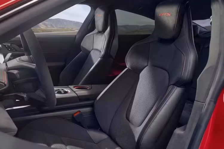 GTS mới nhanh hơn 0,4 giây để đạt 60 dặm/giờ (96 km/giờ) so với mẫu xe cũ, đạt được điều đó trong 3,1 giây. Trong khi đó, GTS sedan thể thao có thể hoàn thành quãng đường 1/4 miles trong 11,1 giây, nhanh hơn 0,7 giây so với trước đây.