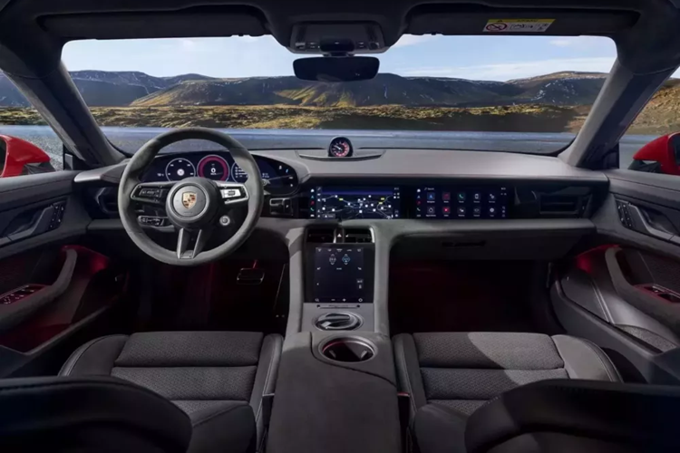 Porsche Taycan GTS không phải là không có sự phù phiếm. Đối với mẫu xe năm 2025, bạn sẽ nhận được "hồ sơ âm thanh thể thao điện tử", được cho là sẽ tạo ra âm thanh đặc biệt hơn. Trên thực tế, nó được mượn từ người anh lớn hơn, Taycan Turbos S. Ngoài ra còn có cản trước trước và sau Sport Design mới, trong khi bánh xe là vành Taycan Turbo S 20 inch tiêu chuẩn.