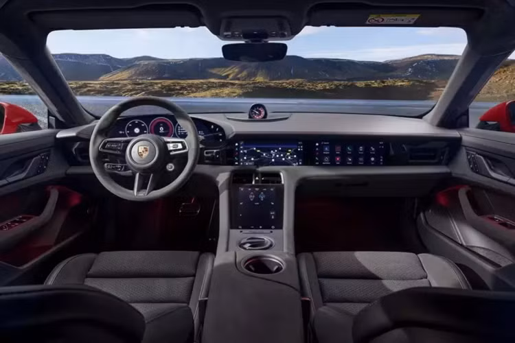 Porsche Taycan GTS không phải là không có sự phù phiếm. Đối với mẫu xe năm 2025, bạn sẽ nhận được "hồ sơ âm thanh thể thao điện tử", được cho là sẽ tạo ra âm thanh đặc biệt hơn. Trên thực tế, nó được mượn từ người anh lớn hơn, Taycan Turbos S. Ngoài ra còn có cản trước trước và sau Sport Design mới, trong khi bánh xe là vành Taycan Turbo S 20 inch tiêu chuẩn.