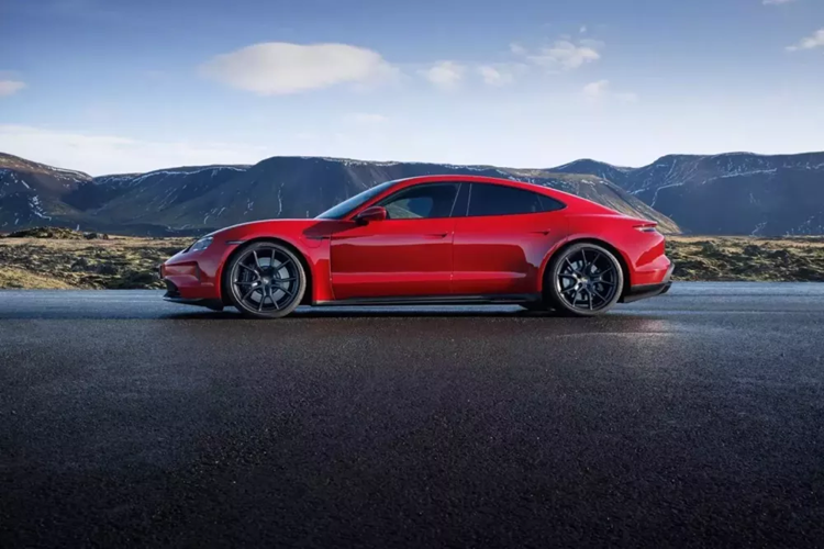 Xe sedan thể thao Taycan 4 có giá khởi điểm là 103.300 đô la, trong khi xe Taycan GTS mới có giá khởi điểm là 147.900 đô la cho xe sedan và 149.800 đô la cho xe Taycan GTS Sport Turismo.