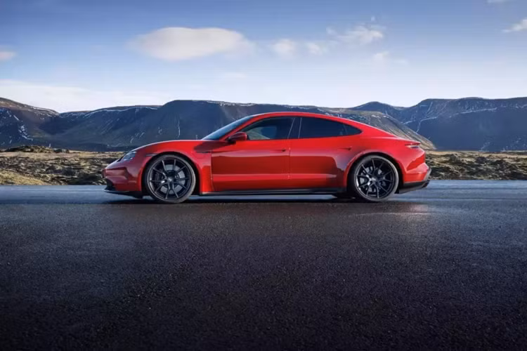 Xe sedan thể thao Taycan 4 có giá khởi điểm là 103.300 đô la, trong khi xe Taycan GTS mới có giá khởi điểm là 147.900 đô la cho xe sedan và 149.800 đô la cho xe Taycan GTS Sport Turismo.