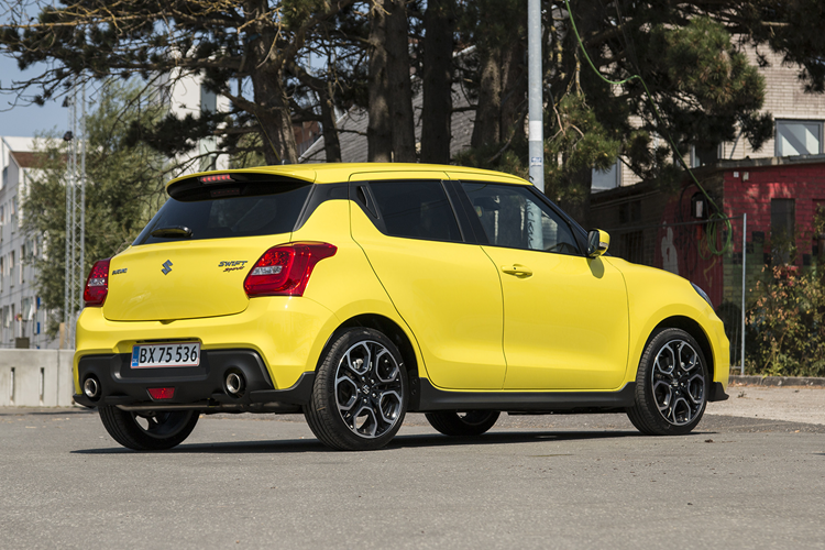 Thêm vào đó là những tính năng an toàn đầy đủ hơn nhờ gói trợ lái nâng cao Suzuki Safety Support. Gói này bao gồm hệ thống kiểm soát hành trình thích ứng, hỗ trợ giữ làn đường, cảnh báo điểm mù, cảnh báo phương tiện cắt ngang khi lùi, kiểm soát chân ga khi tiến/lùi và đèn pha tự động thích ứng.