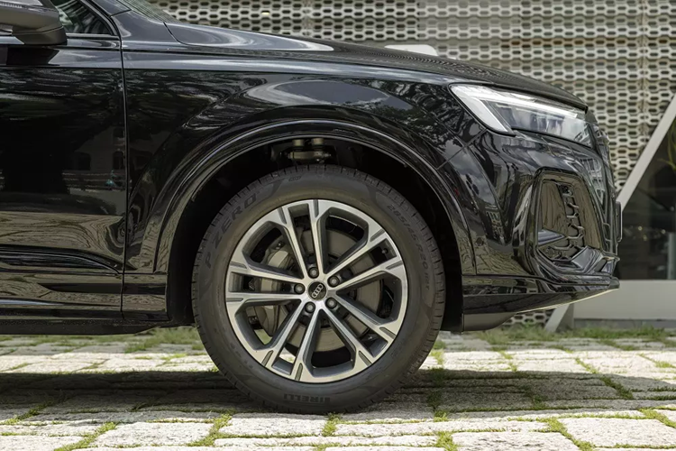 Bên cạnh đó là cụm đèn pha LED ma trận tiêu chuẩn, cung cấp khả năng chiếu sáng chính xác cùng độ phân giải cao, đồng thời giảm đáng kể độ chói cho xe đi ngược chiều hoặc xe đi phía trước. Ở khu vực bên sườn, mẫu xe hạng sang này được bổ sung bộ vành hợp kim 20 inch tiêu chuẩn thay vì loại 19 inch như cũ.