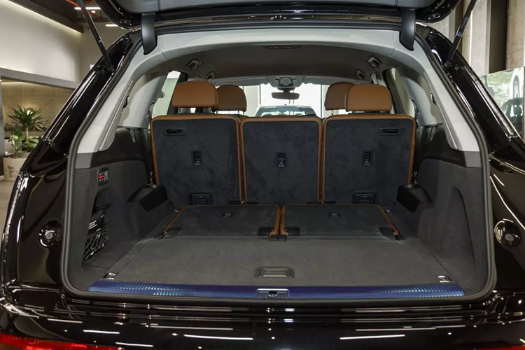 Nằm bên dưới nắp ca-pô của Audi Q7 2024 tại Việt Nam là động cơ xăng 4 xi-lanh thẳng hàng, tăng áp, phun nhiên liệu trực tiếp, tạo ra công suất tối đa 247 mã lực và mô-men xoắn cực đại 370 Nm tại dải tua máy 1.600 - 4.500 vòng/phút.