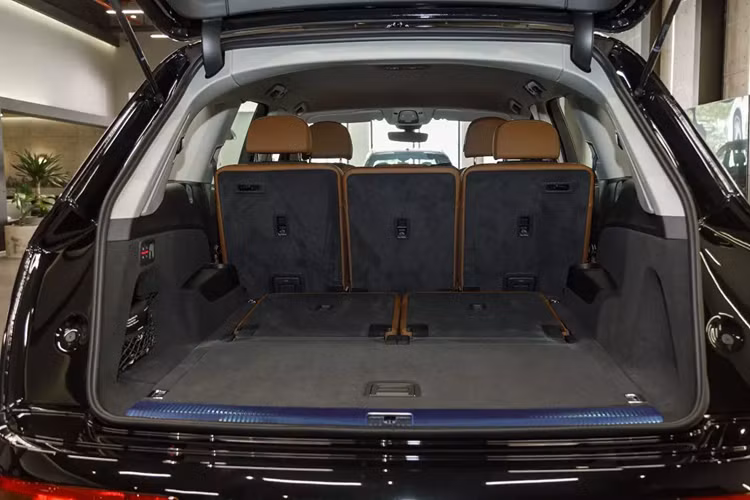 Nằm bên dưới nắp ca-pô của Audi Q7 2024 tại Việt Nam là động cơ xăng 4 xi-lanh thẳng hàng, tăng áp, phun nhiên liệu trực tiếp, tạo ra công suất tối đa 247 mã lực và mô-men xoắn cực đại 370 Nm tại dải tua máy 1.600 - 4.500 vòng/phút.