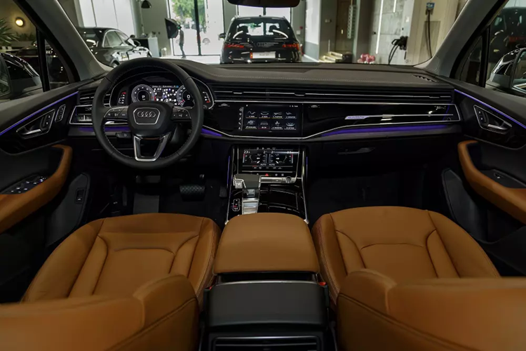 Trong khi đó, điểm nhấn ở phía sau xe là dải đèn LED phía sau và đèn phanh LED với khả năng kích hoạt nhanh hơn. Bên trong Audi Q7 2024 là không gian nội thất không có gì mới. Xe vẫn được trang bị nội thất 3 hàng ghế với 7 chỗ ngồi.