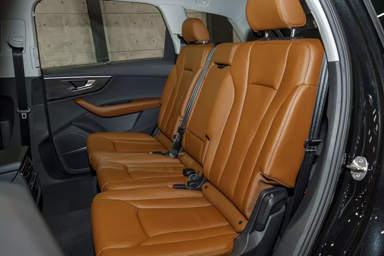 Hãng Audi cung cấp những trang bị đáng chú ý cho xe như ghế bọc da, vô lăng 3 chấu tích hợp phím chức năng/lẫy chuyển số, bảng đồng hồ analog, màn hình cảm ứng trung tâm 7 inch, hệ thống âm thanh 3D Bose Premium, máy tính bảng cho hàng ghế sau và cửa sổ trời toàn cảnh.