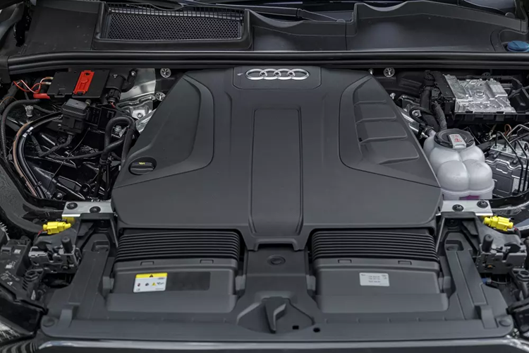 Động cơ này giúp xe tăng tốc từ 0 - 100 km/h trong thời gian 7,3 giây và đạt vận tốc tối đa 230 km/h. Ngoài ra, xe còn có hộp số 8 cấp tiptronic và hệ dẫn động bốn bánh toàn thời gian quattro.