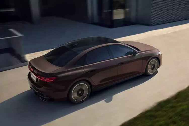 Trong đó, 65 mm được phân bổ giữa các trục, một sự điều chỉnh có chủ đích nhằm vào sự thoải mái của hành khách phía sau, một đặc điểm nổi bật của thị trường Trung Quốc, nơi khách hàng luôn muốn 1 chiếc xe thoải mái nhất.