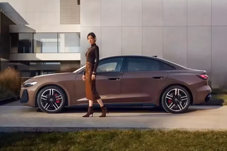 Trên toàn cầu, Audi A5 được cung cấp với kiểu dáng thân xe 5 cửa quen thuộc (trước đây gọi là Sportback nhưng hiện được bán trên thị trường là sedan ở Châu Âu) và Avant. Tuy nhiên, tại Trung Quốc, A5L lại có một lộ trình khác.