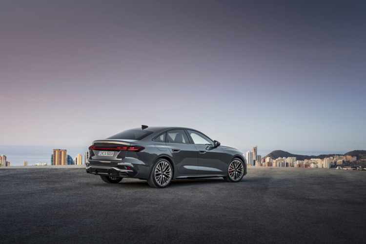 Audi A5L tại Trung Quốc như một phần của liên doanh với FAW. Điều tương tự cũng áp dụng cho mẫu SUV Audi Q6L E-tron chạy hoàn toàn bằng điện cũng được trưng bày tại Triển lãm ô tô Quảng Châu.