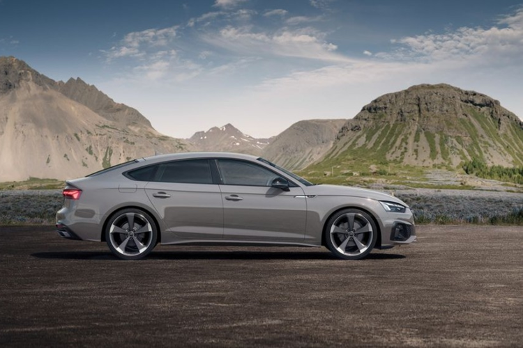 Có khả năng phần mềm mới này sẽ được tích hợp vào thiết lập ba màn hình quen thuộc, bao gồm cụm đồng hồ kỹ thuật số 11,9 inch, màn hình cảm ứng trung tâm 14,5 inch và màn hình 10,9 inch cho hành khách phía trước. Phần còn lại của cabin dự kiến sẽ giống với mẫu xe toàn cầu, mặc dù có thêm chỗ để chân cho hành khách phía sau.