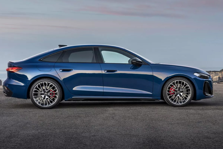 A5L là sản phẩm đầu tiên của Trung Quốc sử dụng kiến trúc Premium Platform Combustion (PPC) mới. Audi vẫn chưa công bố thông số kỹ thuật chi tiết nhưng đã xác nhận những gì bên dưới nắp ca-pô. Hệ thống truyền động EA888 Evo5 là sự phát triển mới nhất của động cơ bốn xi-lanh 2.0 lít tăng áp, có hệ thống hybrid nhẹ 48V.