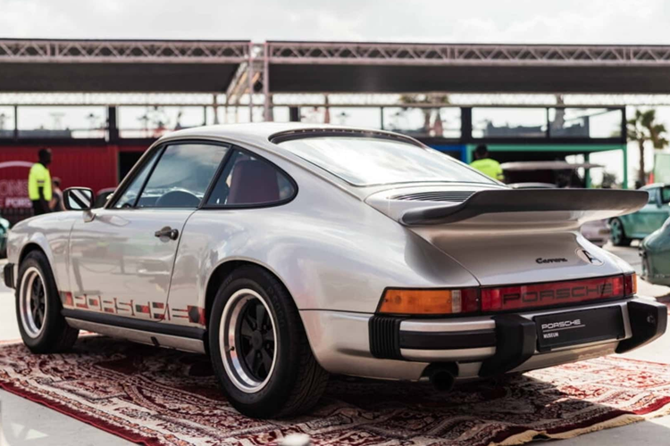 Để có thể chiêm ngưỡng phong cảnh núi non đẹp như tranh vẽ của Áo, con gái của Ferdinand Porsche đã không lựa chọn trang bị kính tối màu. Xe cũng được trang bị huy hiệu trên ngăn đựng găng tay mang chữ cái đầu LP và dòng chữ: Turbo-Porsche No. 1, Stuttgart-Zuffenhausen, ngày 29/8/1974.