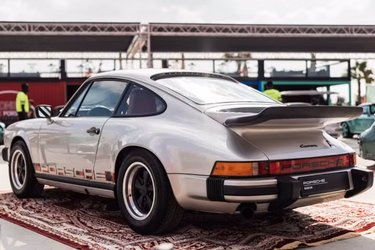 Để có thể chiêm ngưỡng phong cảnh núi non đẹp như tranh vẽ của Áo, con gái của Ferdinand Porsche đã không lựa chọn trang bị kính tối màu. Xe cũng được trang bị huy hiệu trên ngăn đựng găng tay mang chữ cái đầu LP và dòng chữ: Turbo-Porsche No. 1, Stuttgart-Zuffenhausen, ngày 29/8/1974.