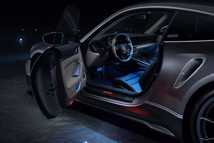 Khung gầm của chiếc xe thể thao được hạ thấp 15 mm và thân xe được trang bị gói khí động học phía trước và phía sau. Thương hiệu cũng sẽ trưng bày mẫu xe 911 Turbo S “Duet” từ năm 2020. Mẫu xe này cũng chính là sản phẩm hợp tác giữa Porsche và hãng sản xuất máy bay Embraer.