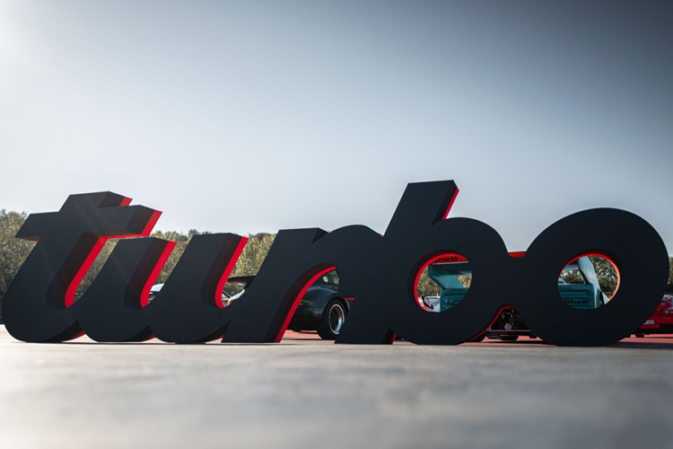 Trong sự kiện lần này, thương hiệu cũng trưng bày chiếc Porsche 911 Turbo 3.0 Coupé đời 1975. Chiếc Porsche màu xanh bạc này là một trong 30 chiếc Turbo đầu tiên được hoàn thiện trong quá trình sản xuất thương mại.