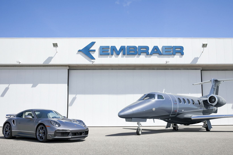 Mẫu xe này đóng vai trò là phương tiện thử nghiệm trong suốt vòng đời của chiếc xe này. 911 Turbo S là một trong số ít những mẫu xe được Porsche Exclusive sản xuất. Với công suất 450 mã lực, động cơ boxer biturbo làm mát bằng không khí là một trong những động cơ mạnh nhất của thế hệ 911 993.