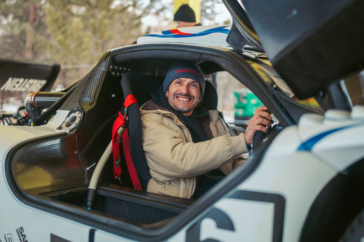 Một chiếc xe thu hút đám đông khác cũng sẽ được trưng bày chính là chiếc 911 GT2 với cánh mở rộng và khe hút gió bổ sung. Để cung cấp đủ không khí cho động cơ Turbo, cánh gio sau của xe có thể điều chỉnh được có các khe hở ở hai bên.