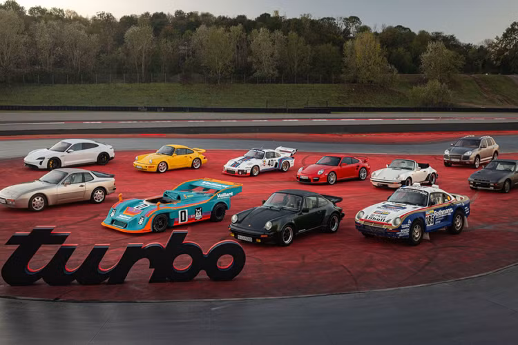 Năm 1974, thương hiệu Porsche đã giới thiệu dòng xe Porsche 911 Turbo đầu tiên tại Triển lãm Ô tô Paris. Mẫu xe này được phát triển từ chính các công nghệ đua xe sang sản xuất thương mại phong cách đặc trưng của Porsche.