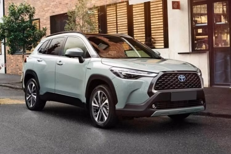 Thông tin về động cơ của xe không có nhiều, chỉ biết rằng, động cơ 1.8L Hybrid có thể sẽ được nâng cấp. Ngoài ra, ở thế hệ mới, xe sẽ có hệ thống 8 túi khí và ga tự động thông minh hoạt động ở mọi tốc độ. Dự kiến, Toyota Corolla Cross 2024 sẽ chính thức ra mắt thị trường Thái Lan vào ngày 8/2 tới đây.