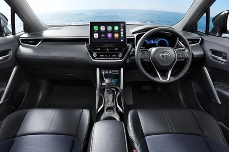 Khu vực đèn pha và đèn hậu của Toyota Corolla Cross 2024 về Việt Nam sẽ được thiết kế dạng hai tầng, giống với phiên bản đang phân phối tại thị trường Nhật Bản. Mâm xe vẫn giữ nguyên kích thước 18 inch nhưng đã được làm mới nhìn khỏe khoắn và bắt mắt hơn. Còn lại các chi tiết khác ở ngoại thất vẫn giữ nguyên như bản tiền nhiệm.