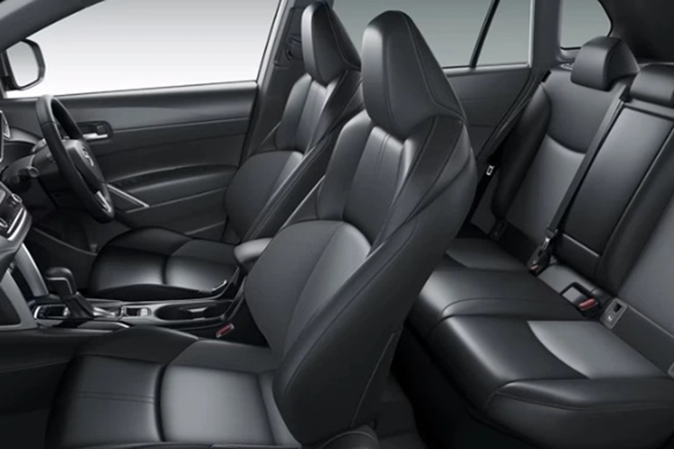 Về nội thất, bảng đồng hồ analog truyền thống nay đã được thay bằng bảng đồng hồ điện tử kích thước 12,3 inch. Xe cũng bổ sung một số tính năng mới như: cửa sổ trời toàn cảnh (bản HV), phanh tay điện tử, giữ phanh tự động hay cổng sạc Type-C.