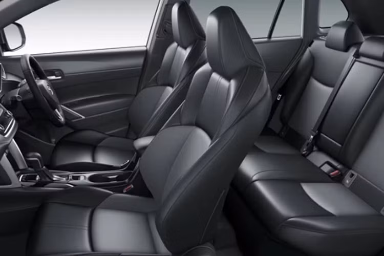 Về nội thất, bảng đồng hồ analog truyền thống nay đã được thay bằng bảng đồng hồ điện tử kích thước 12,3 inch. Xe cũng bổ sung một số tính năng mới như: cửa sổ trời toàn cảnh (bản HV), phanh tay điện tử, giữ phanh tự động hay cổng sạc Type-C.