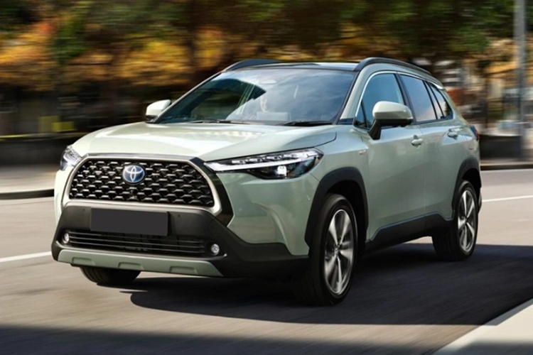 Theo đó, ở phiên bản mới xe vẫn sẽ được phân phối tại Việt Nam theo hình thức nhập khẩu nguyên chiếc từ Thái Lan. Tuy nhiên, bản G giờ đây sẽ bị khai tử. Xe chỉ còn hai bản H và HV. Toyota Corolla Cross 2024 mới sẽ có một số tinh chỉnh ở ngoại thất.