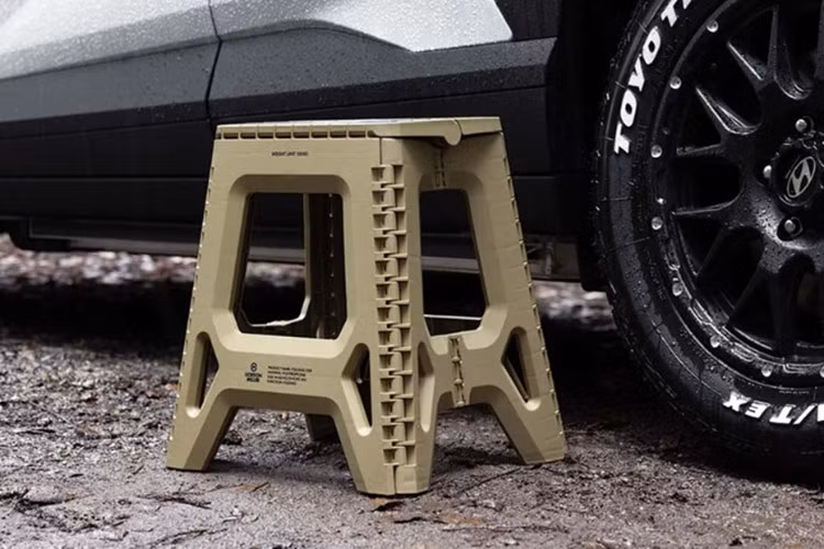 Xe chỉ được bổ sung một số trang bị như: bộ thảm sàn, thảm khoang hành lý bằng cao su mới, phụ kiện dã ngoại như ghế gập, túi để đồ lắp ở lưng ghế trước và hai hộp chứa đồ bằng nhựa có kích cỡ khác nhau.