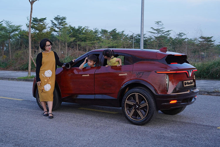 Để tạo ra chiếc xe mô phỏng VinFast VF 7 này, anh Đạo đã sử dụng bộ khung thép, sau đó dựng lên các bộ phận từ nhiều tấm gỗ để cho ra thành phẩm giống y như thật.