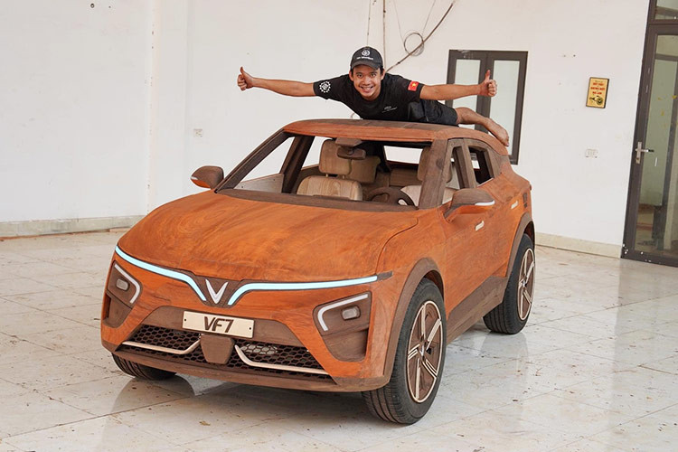 Các mẫu xe bằng gỗ của anh bao gồm: Ferrari 250 GTO, Lamborghini Sian, BMW 328 Hommage... hay chiếc bán tải điện Tesla Cybertruck được nhiều người chú ý.