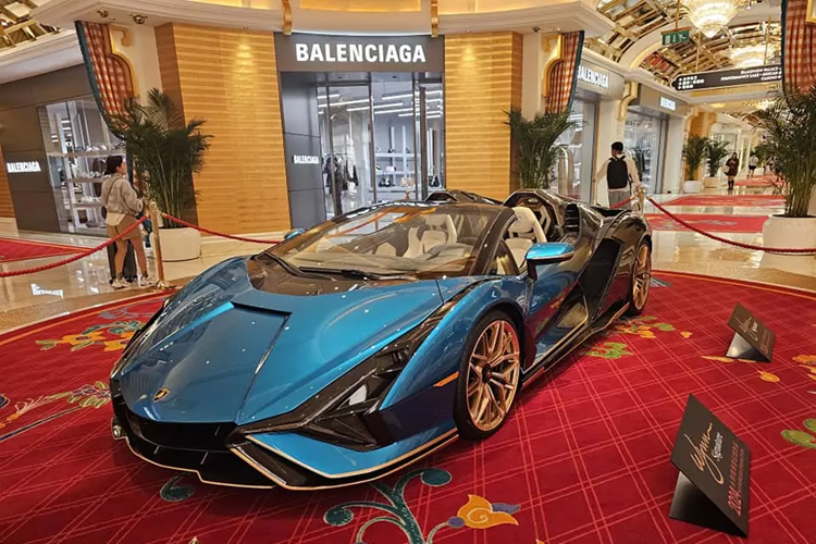 Trong 1 sự kiện trưng bày siêu xe của 1 khách sạn cao cấp ở Macao, khu hành chính đặc biệt của Trung Quốc, vừa mới có sự xuất hiện của 1 chiếc siêu xe mui trần Lamborghini Sian Roadster rất đẹp mắt, đây là 1 trong số 19 xe sản xuất toàn cầu, và phối màu rất đặc biệt, giữa xanh biển và carbon cùng các chi tiết khác được sơn màu vàng.