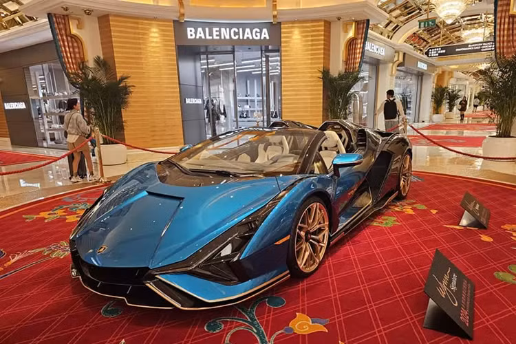 Trong 1 sự kiện trưng bày siêu xe của 1 khách sạn cao cấp ở Macao, khu hành chính đặc biệt của Trung Quốc, vừa mới có sự xuất hiện của 1 chiếc siêu xe mui trần Lamborghini Sian Roadster rất đẹp mắt, đây là 1 trong số 19 xe sản xuất toàn cầu, và phối màu rất đặc biệt, giữa xanh biển và carbon cùng các chi tiết khác được sơn màu vàng.