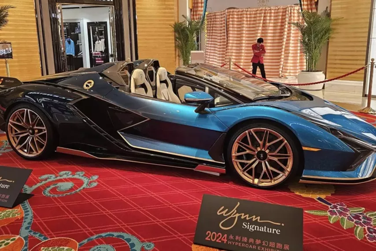 Nếu như siêu xe Lamborghini Sian của Hoàng Kim Khánh tiết lộ đã mua được sản xuất đến 63 xe trên toàn cầu, thì Lamborghini Sian Roadster chỉ có đúng 19 chiếc, với giá bán vô cùng đắt đỏ, và ít ai biết đến sự tồn tại của dòng xe mui trần nhà Lamborghini Sian.