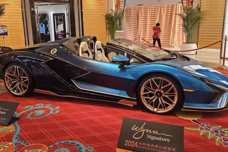 Nếu như siêu xe Lamborghini Sian của Hoàng Kim Khánh tiết lộ đã mua được sản xuất đến 63 xe trên toàn cầu, thì Lamborghini Sian Roadster chỉ có đúng 19 chiếc, với giá bán vô cùng đắt đỏ, và ít ai biết đến sự tồn tại của dòng xe mui trần nhà Lamborghini Sian.