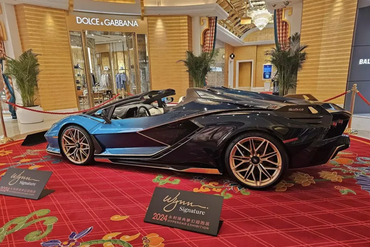 Dòng siêu xe Lamborghini Sian Roadster có giá ước tính 3,7 triệu đô la, tương đương 85 tỷ đồng, đắt hơn nhiều so với bản coupe.