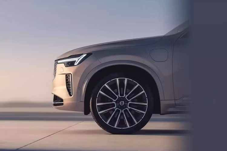 Những thay đổi còn lại của mẫu SUV hạng sang này bao gồm màu sơn mới như đỏ 739 Mulberry Red. Bên cạnh đó là các loại vành la-zăng mới với đường kính từ 20 - 22 inch. Bên trong Volvo XC90 2025 là không gian nội thất đã được làm mới từ thiết kế, chất liệu cho đến công nghệ.