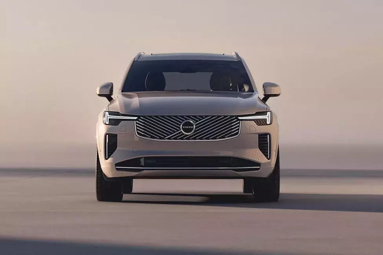 Đúng như những hình ảnh rò rỉ, mẫu xe SUV Volvo XC90 2025 được trang bị lưới tản nhiệt cải tiến với những nan mạ crôm đan chéo mới, gợi liên tưởng đến BMW X3. Nằm chính giữa lưới tản nhiệt vẫn là logo của thương hiệu Thụy Điển.