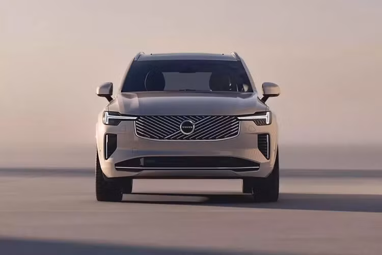 Đúng như những hình ảnh rò rỉ, mẫu xe SUV Volvo XC90 2025 được trang bị lưới tản nhiệt cải tiến với những nan mạ crôm đan chéo mới, gợi liên tưởng đến BMW X3. Nằm chính giữa lưới tản nhiệt vẫn là logo của thương hiệu Thụy Điển.