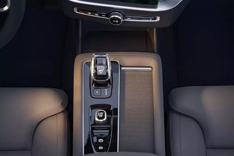 Thứ ba là hệ truyền động plug-in hybrid T8 với pin 14,7 kWh, cho phép xe chạy được 53 km mà không tốn một giọt xăng.