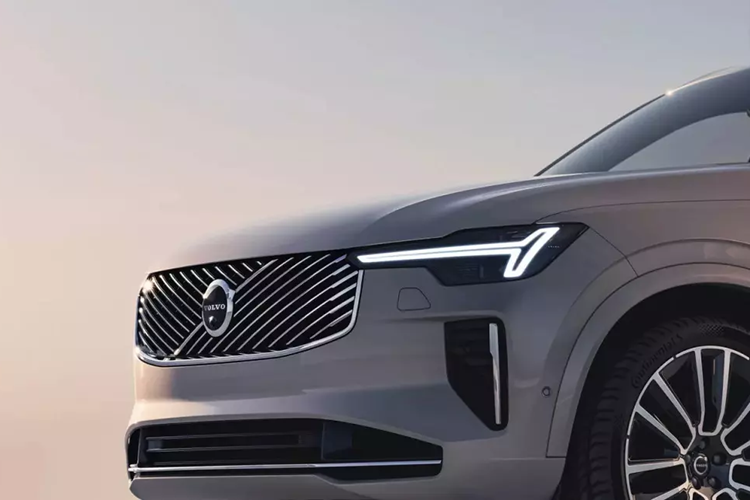 Tiếp theo đó là cụm đèn pha LED hình chữ T hay "búa Thor" theo cách gọi của hãng Volvo. Cụm đèn pha này được thiết kế thanh mảnh và kéo dài hơn trước. Ngoài ra, Volvo XC90 2025 còn được trang bị nắp ca-pô và cản trước mới với thiết kế đơn giản hơn trước. Trên cản trước có khe gió nằm dọc và hốc gió rộng, trang trí bằng nẹp mạ crôm.