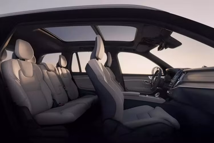 Trong đó, mặt táp-lô của xe có thiết kế phẳng hơn và được bọc bằng chất liệu mới. Cửa gió điều hòa và cụm điều khiển trung tâm cũng đã được thay đổi thiết kế. Trên cụm điều khiển trung tâm, hãng Volvo đã bố trí giá để ly mới và sạc điện thoại không dây. Tuy nhiên, thay đổi lớn nhất của khu vực nội thất nằm ở màn hình cảm ứng trung tâm.