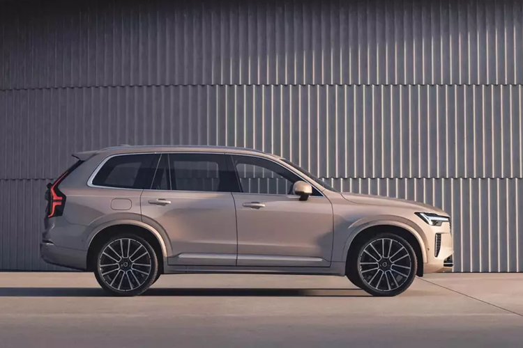 Phiên bản PHEV của Volvo XC90 2025 sở hữu công suất tổng cộng 455 mã lực và mô-men xoắn cực đại 709 Nm. Dù dùng động cơ nào, xe cũng được trang bị hộp số tự động 8 cấp và hệ dẫn động 4 bánh toàn thời gian.